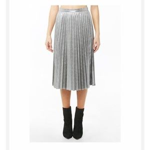 NWT F21 distressed metallic accordion pleat skirt
